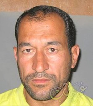 Photographie en tenue de prisonnier d'Abu Abderahman al-Bilawi (Adnan Ismaïl Najm), après sa capture par les forces américaines.
