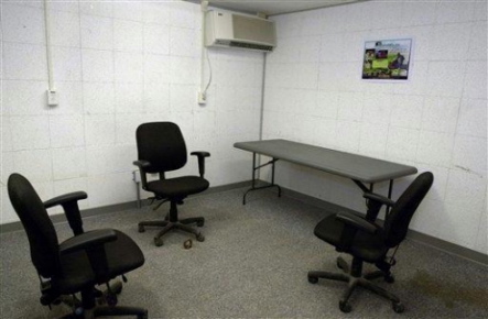 Une salle d'interrogatoire à Camp Delta, Guantanamo. Source de l'illustration: www.cageprisoners.com.