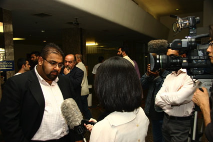 Lors d'une réunion du Hizb ut-Tahrir à Londres le 31 juillet 2005, Imran Waheed, porte-parole du groupe en Grande-Bretagne, est sollicité par de nombreux médias. (Photo: HT)