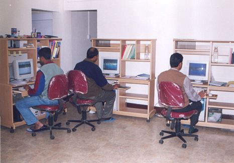 Des analystes de l'ICM au travail dans les locaux de l'antenne de Guwahati.